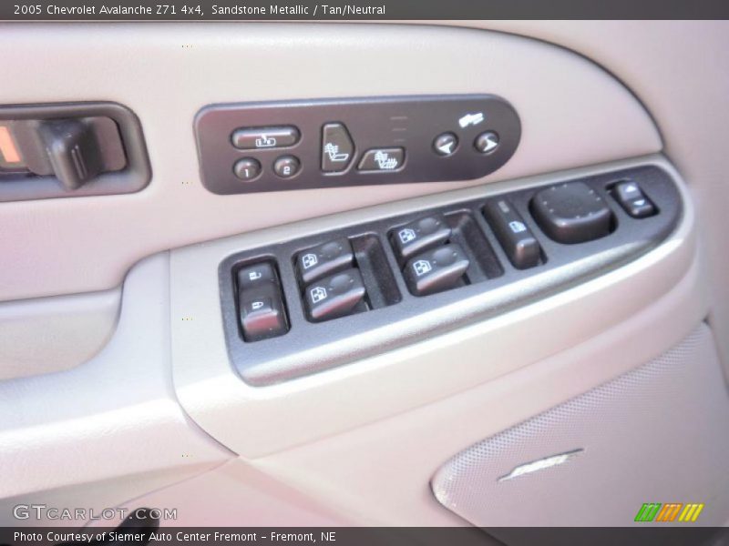 Sandstone Metallic / Tan/Neutral 2005 Chevrolet Avalanche Z71 4x4