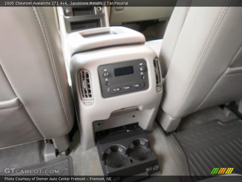Sandstone Metallic / Tan/Neutral 2005 Chevrolet Avalanche Z71 4x4
