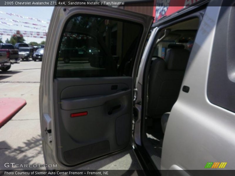 Sandstone Metallic / Tan/Neutral 2005 Chevrolet Avalanche Z71 4x4