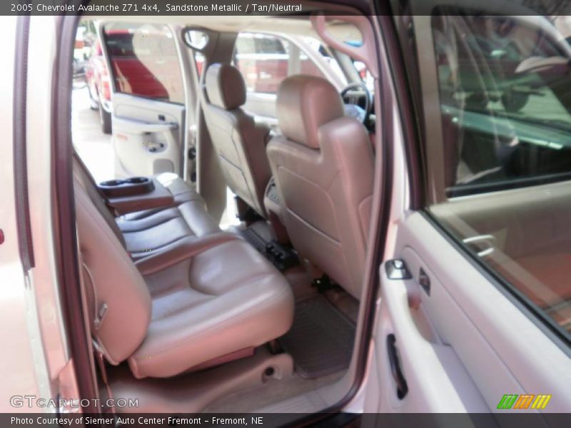 Sandstone Metallic / Tan/Neutral 2005 Chevrolet Avalanche Z71 4x4