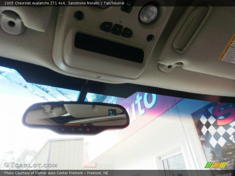 Sandstone Metallic / Tan/Neutral 2005 Chevrolet Avalanche Z71 4x4