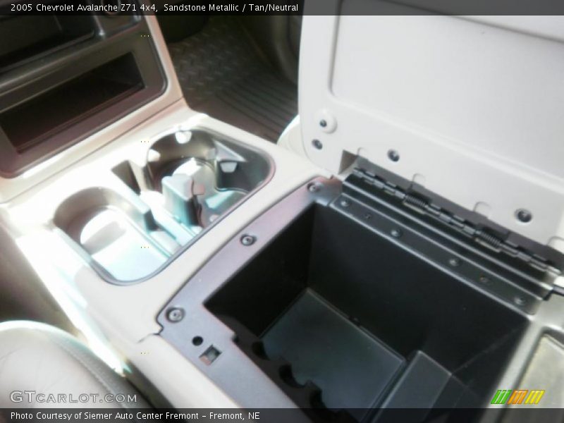 Sandstone Metallic / Tan/Neutral 2005 Chevrolet Avalanche Z71 4x4