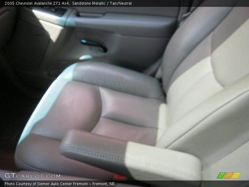 Sandstone Metallic / Tan/Neutral 2005 Chevrolet Avalanche Z71 4x4