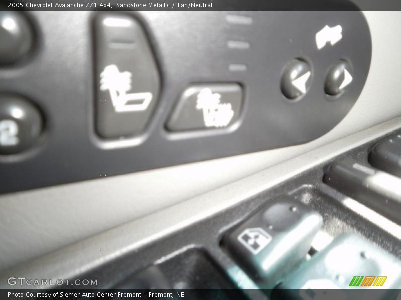 Sandstone Metallic / Tan/Neutral 2005 Chevrolet Avalanche Z71 4x4