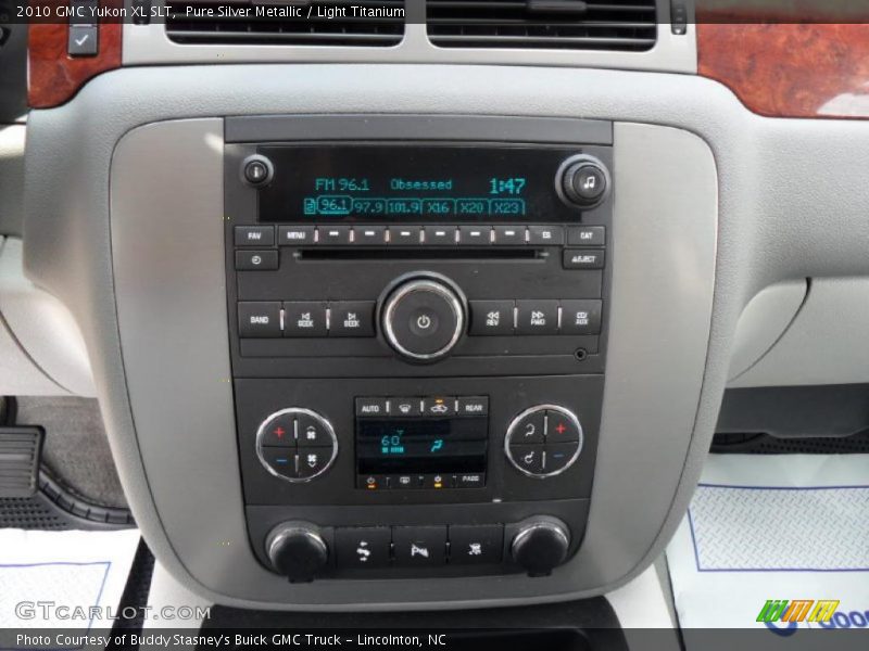 Pure Silver Metallic / Light Titanium 2010 GMC Yukon XL SLT