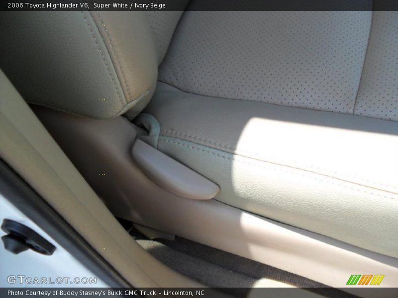 Super White / Ivory Beige 2006 Toyota Highlander V6