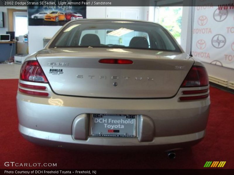 Light Almond Pearl / Sandstone 2002 Dodge Stratus SE Sedan