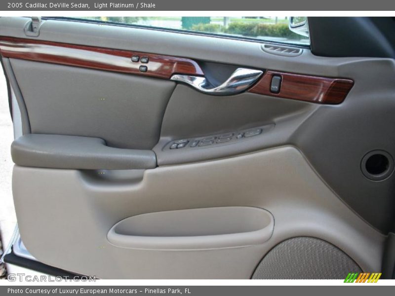 Light Platinum / Shale 2005 Cadillac DeVille Sedan