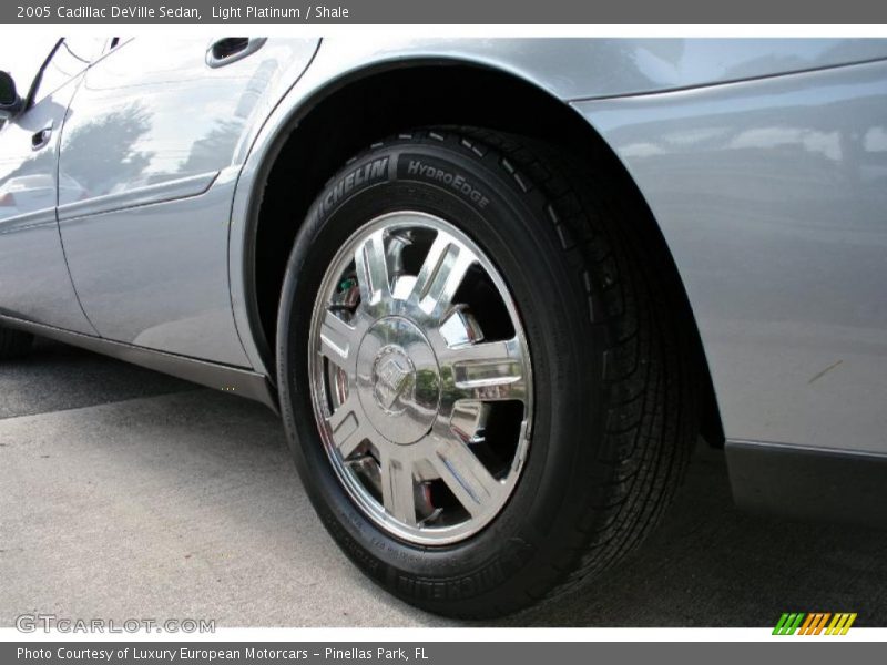 Light Platinum / Shale 2005 Cadillac DeVille Sedan