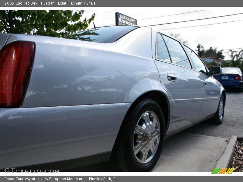 Light Platinum / Shale 2005 Cadillac DeVille Sedan
