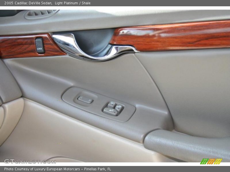 Light Platinum / Shale 2005 Cadillac DeVille Sedan