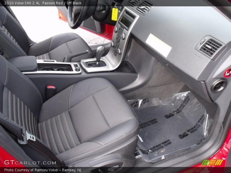 Passion Red / Off Black 2010 Volvo S40 2.4i