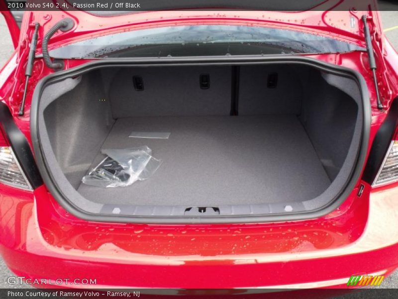 Passion Red / Off Black 2010 Volvo S40 2.4i