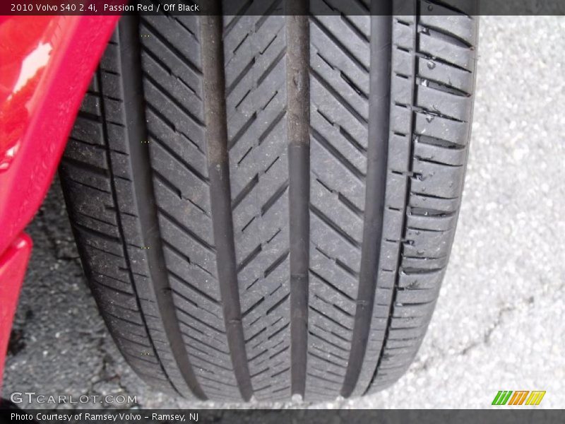 Passion Red / Off Black 2010 Volvo S40 2.4i