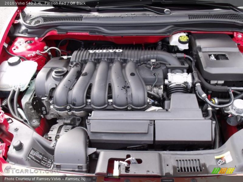 Passion Red / Off Black 2010 Volvo S40 2.4i