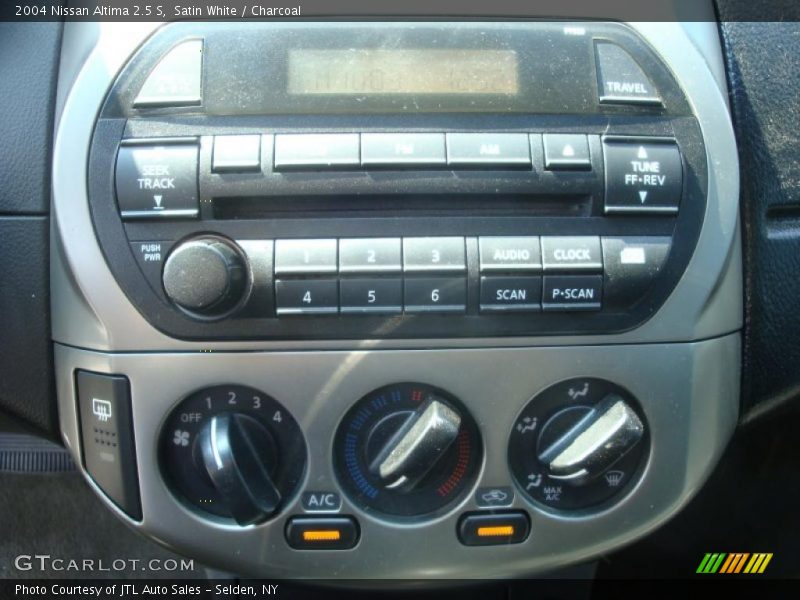Satin White / Charcoal 2004 Nissan Altima 2.5 S