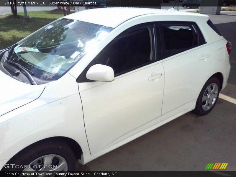 Super White / Dark Charcoal 2010 Toyota Matrix 1.8