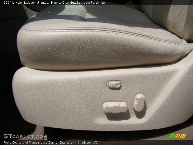 Mineral Grey Metallic / Light Parchment 2004 Lincoln Navigator Ultimate