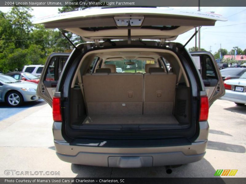  2004 Navigator Ultimate Trunk