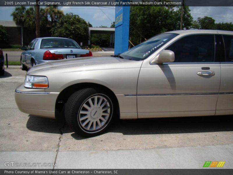 Light French Silk Clearcoat / Light Parchment/Medium Dark Parchment 2005 Lincoln Town Car Signature