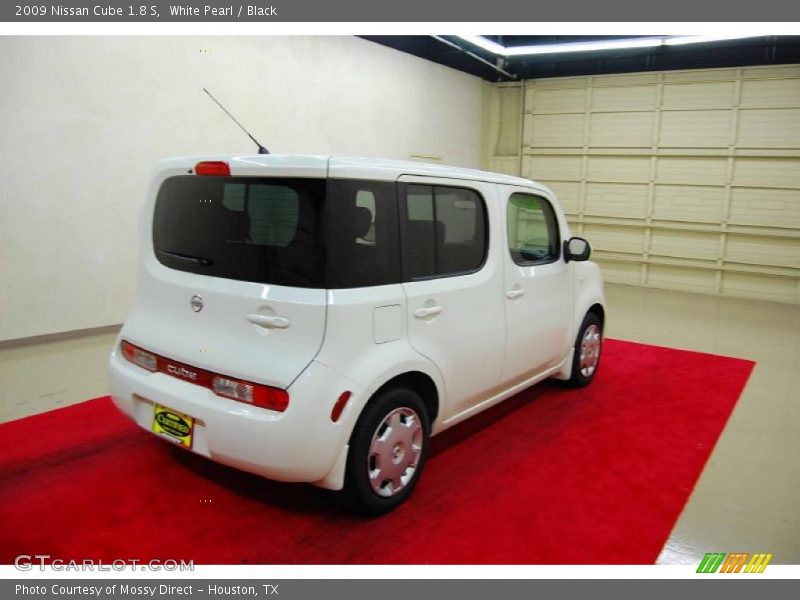 White Pearl / Black 2009 Nissan Cube 1.8 S