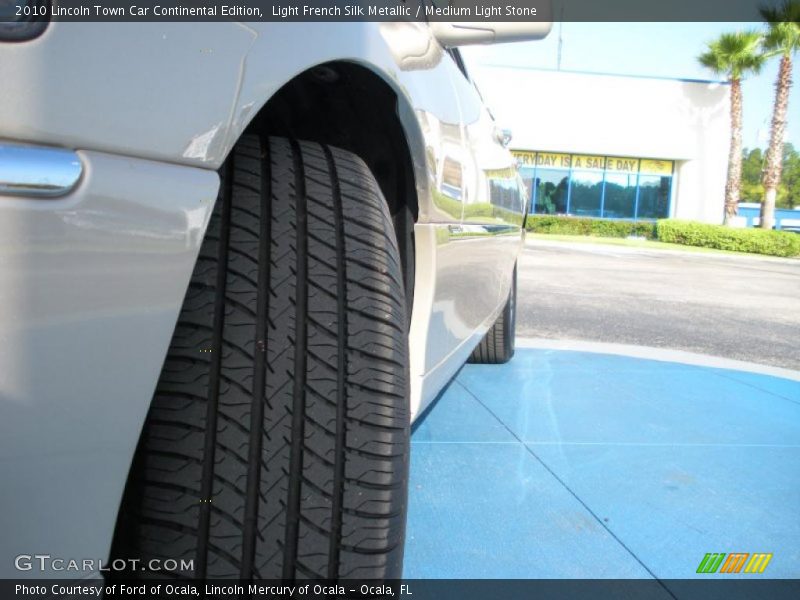 Light French Silk Metallic / Medium Light Stone 2010 Lincoln Town Car Continental Edition