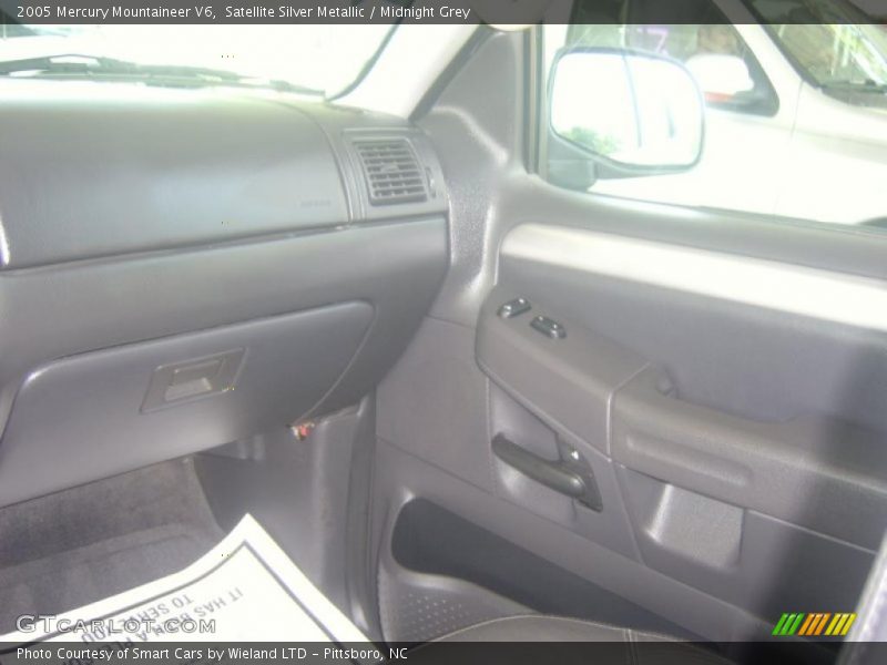 Satellite Silver Metallic / Midnight Grey 2005 Mercury Mountaineer V6