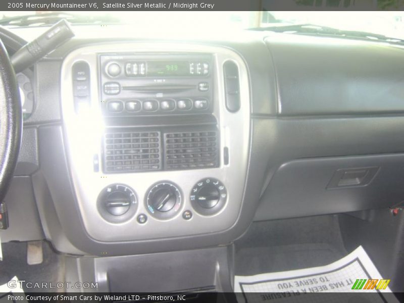 Satellite Silver Metallic / Midnight Grey 2005 Mercury Mountaineer V6