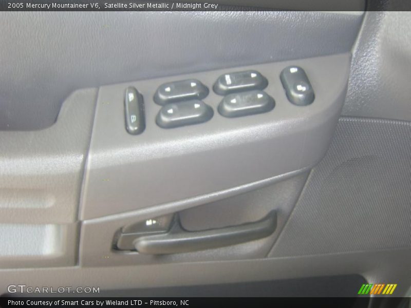 Satellite Silver Metallic / Midnight Grey 2005 Mercury Mountaineer V6