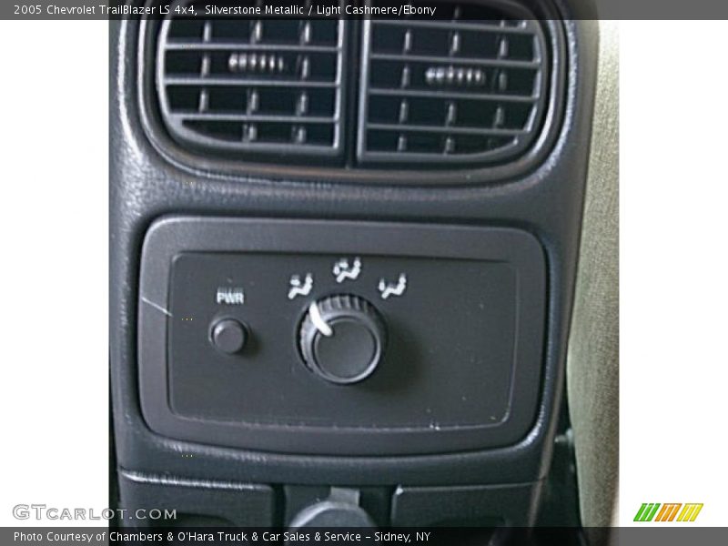 Silverstone Metallic / Light Cashmere/Ebony 2005 Chevrolet TrailBlazer LS 4x4