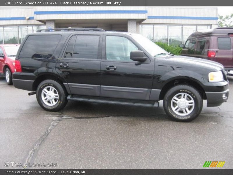 Black Clearcoat / Medium Flint Grey 2005 Ford Expedition XLT 4x4