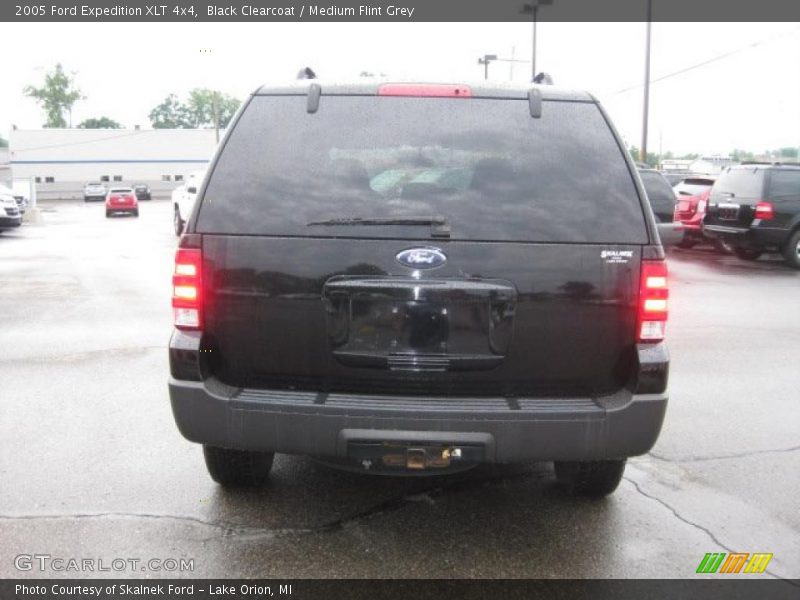 Black Clearcoat / Medium Flint Grey 2005 Ford Expedition XLT 4x4