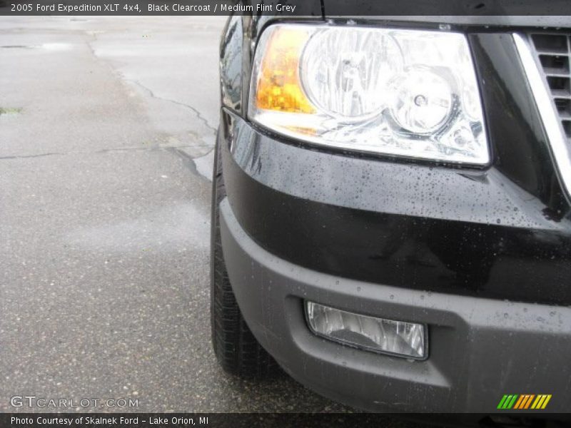 Black Clearcoat / Medium Flint Grey 2005 Ford Expedition XLT 4x4