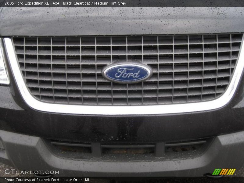 Black Clearcoat / Medium Flint Grey 2005 Ford Expedition XLT 4x4