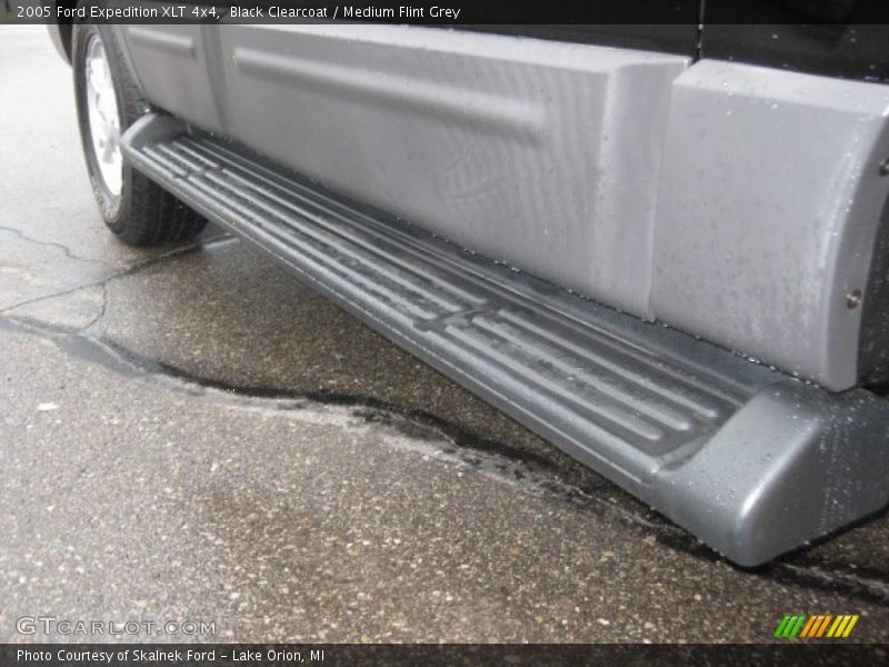 Black Clearcoat / Medium Flint Grey 2005 Ford Expedition XLT 4x4