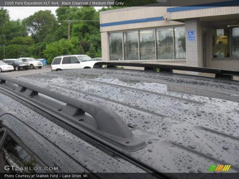Black Clearcoat / Medium Flint Grey 2005 Ford Expedition XLT 4x4