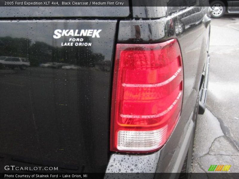 Black Clearcoat / Medium Flint Grey 2005 Ford Expedition XLT 4x4