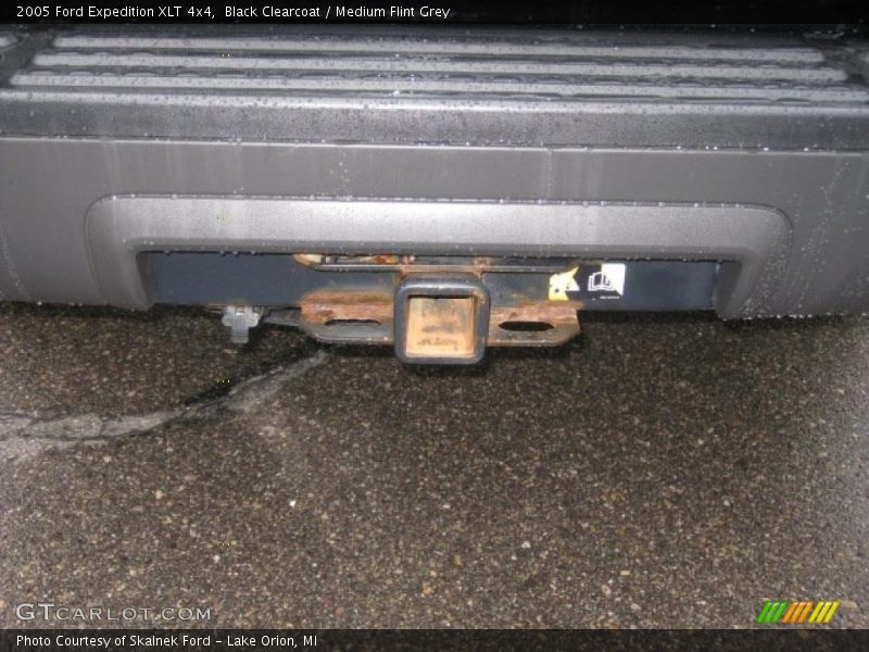 Black Clearcoat / Medium Flint Grey 2005 Ford Expedition XLT 4x4