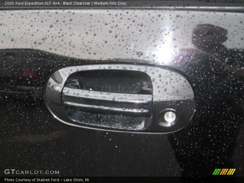 Black Clearcoat / Medium Flint Grey 2005 Ford Expedition XLT 4x4