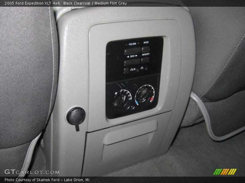 Black Clearcoat / Medium Flint Grey 2005 Ford Expedition XLT 4x4
