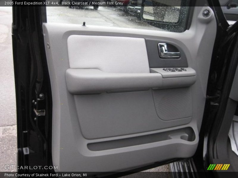 Black Clearcoat / Medium Flint Grey 2005 Ford Expedition XLT 4x4