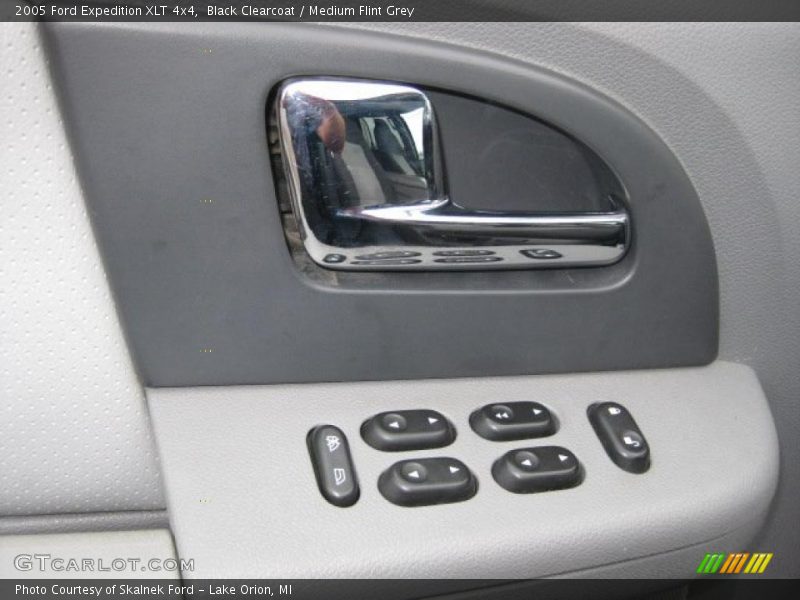 Black Clearcoat / Medium Flint Grey 2005 Ford Expedition XLT 4x4