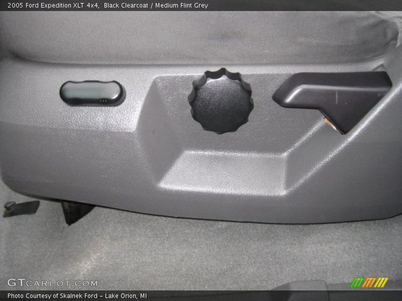 Black Clearcoat / Medium Flint Grey 2005 Ford Expedition XLT 4x4