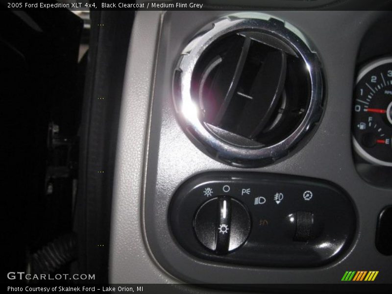 Black Clearcoat / Medium Flint Grey 2005 Ford Expedition XLT 4x4