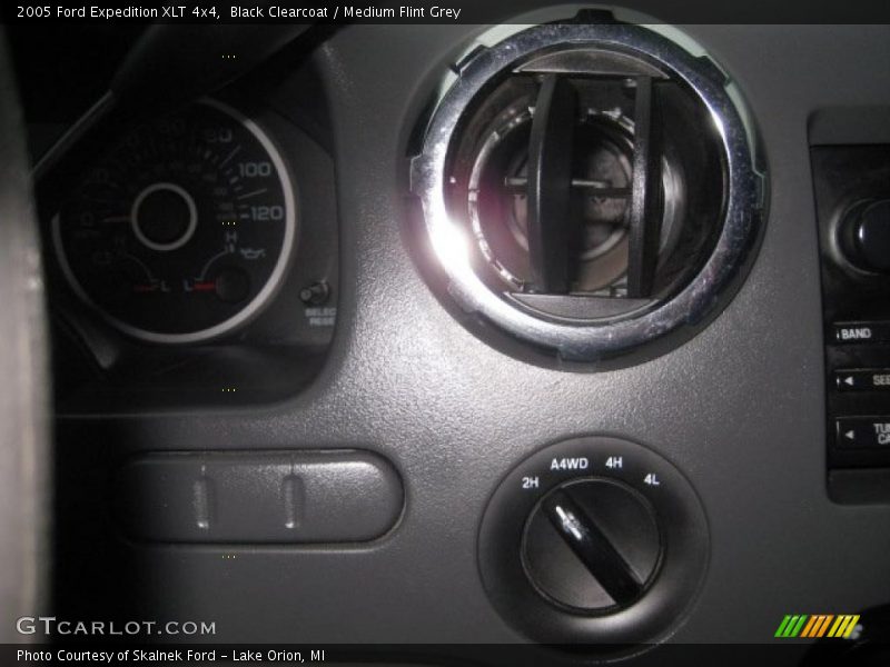Black Clearcoat / Medium Flint Grey 2005 Ford Expedition XLT 4x4