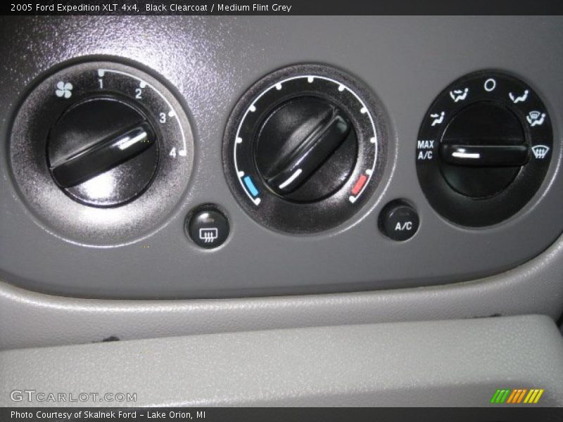 Black Clearcoat / Medium Flint Grey 2005 Ford Expedition XLT 4x4
