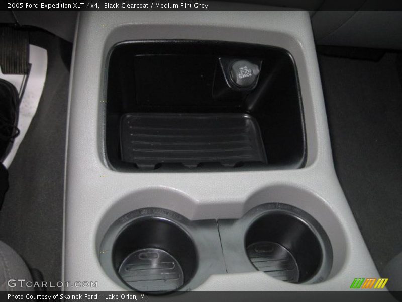 Black Clearcoat / Medium Flint Grey 2005 Ford Expedition XLT 4x4