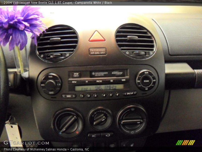 Campanella White / Black 2004 Volkswagen New Beetle GLS 1.8T Coupe
