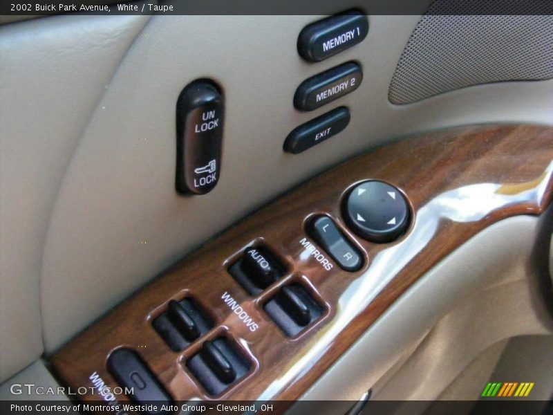 White / Taupe 2002 Buick Park Avenue