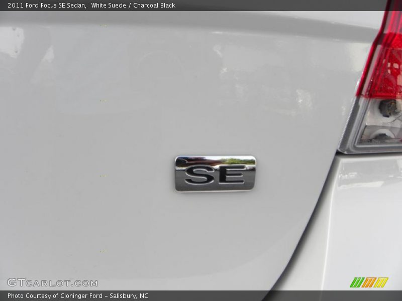 White Suede / Charcoal Black 2011 Ford Focus SE Sedan